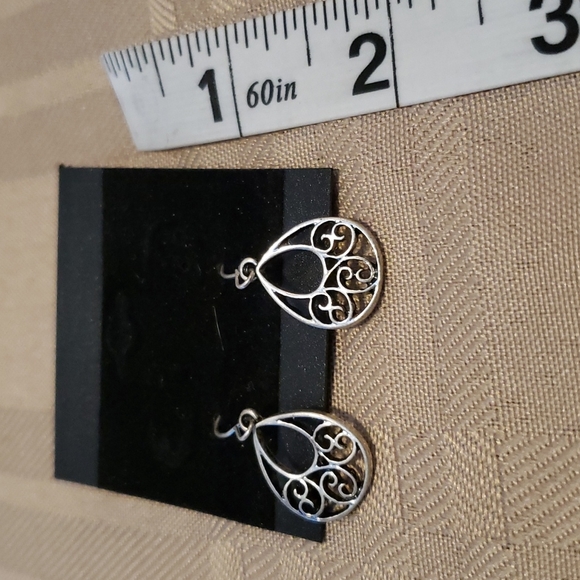 NWOT Silver Tone Tear Drop earrings 💥 - Picture 2 of 2